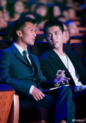 吴亦凡虽然出道很久了,依旧帅气时尚,穿西服都比谢霆锋更显嫩