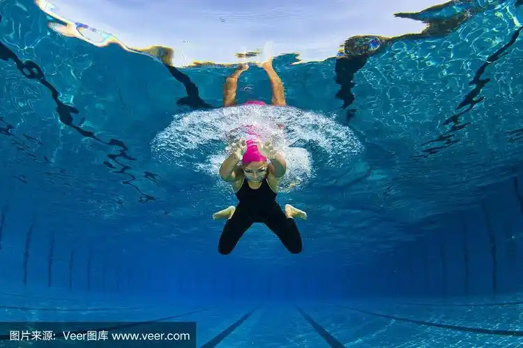 女性游泳运动员的肖像在蛙泳