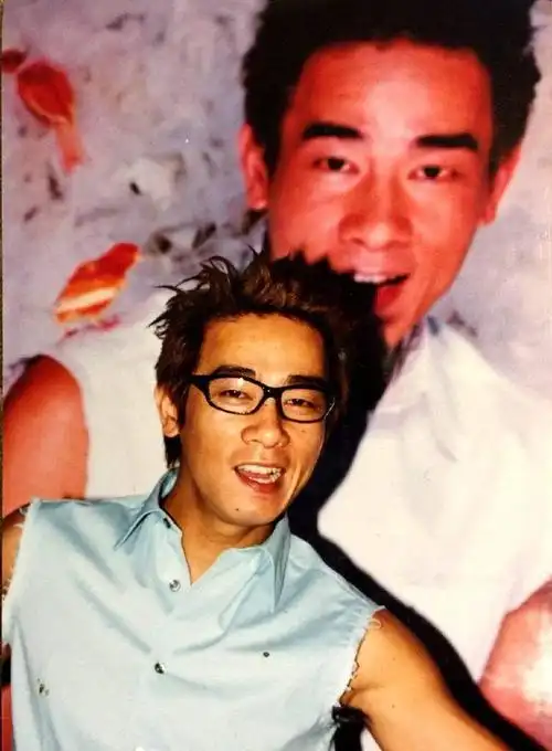 陈小春新作风波骤起资金困境致剧组停工百名演员遭受影响