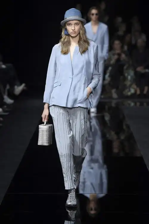 阿玛尼2020春夏女装大秀修身薄纱亮片裙穿出仙气范