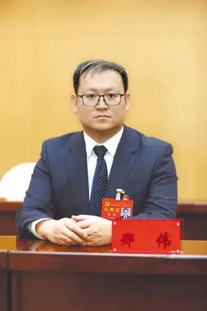 "市第十五次党代会代表,方正县委书记郑伟说,"方正县将坚定不移贯彻新