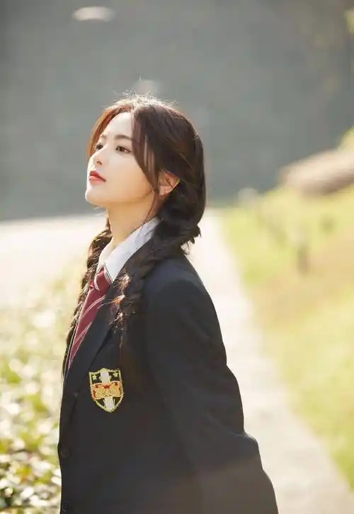 被杨超越最新写真美到了,穿水手"制服"配白丝袜,清纯感满满