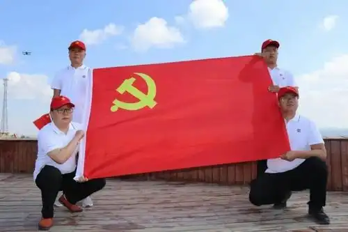 我和党旗合个影晒出浓浓爱党情