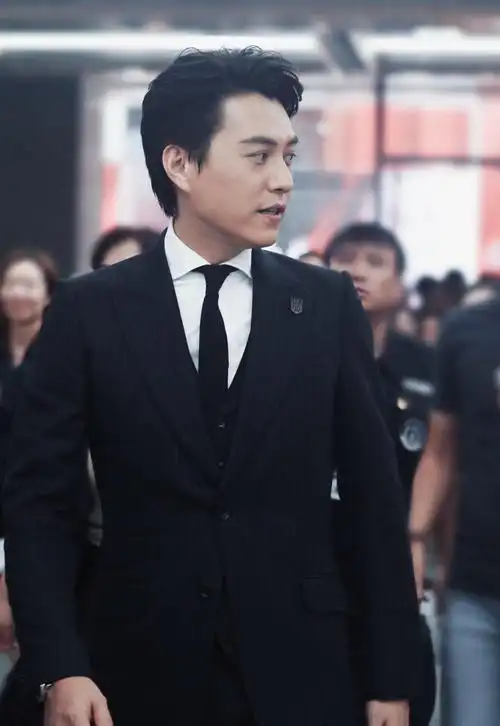 "老干部"靳东参加代言活动,西装革履气场全开,仿若霸道总裁