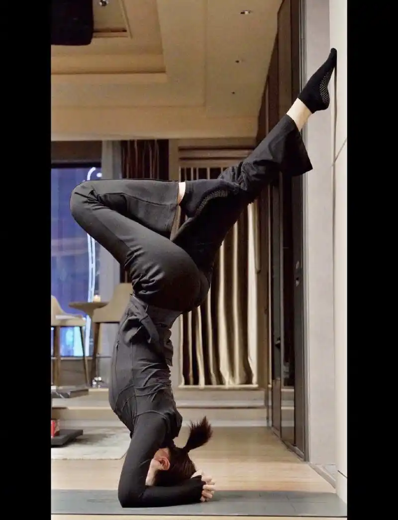 在家中也不忘锻炼,还分享出了她在家中倒立的照片,从动作上来看,刘涛