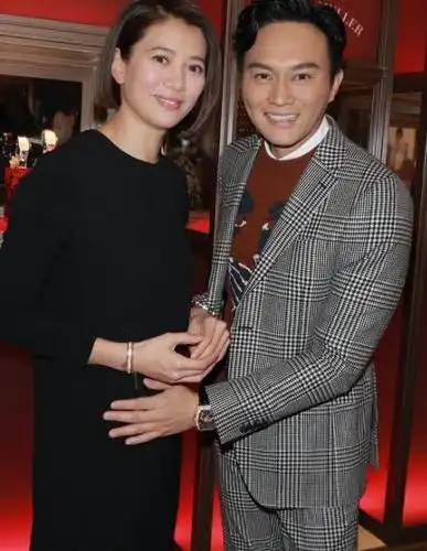 袁咏仪捞金,双手托孕肚获老公贴心搀扶,为圆老公"女儿奴"梦!