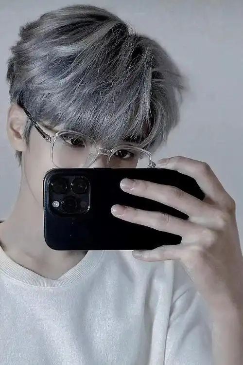 严浩翔蓝灰发色