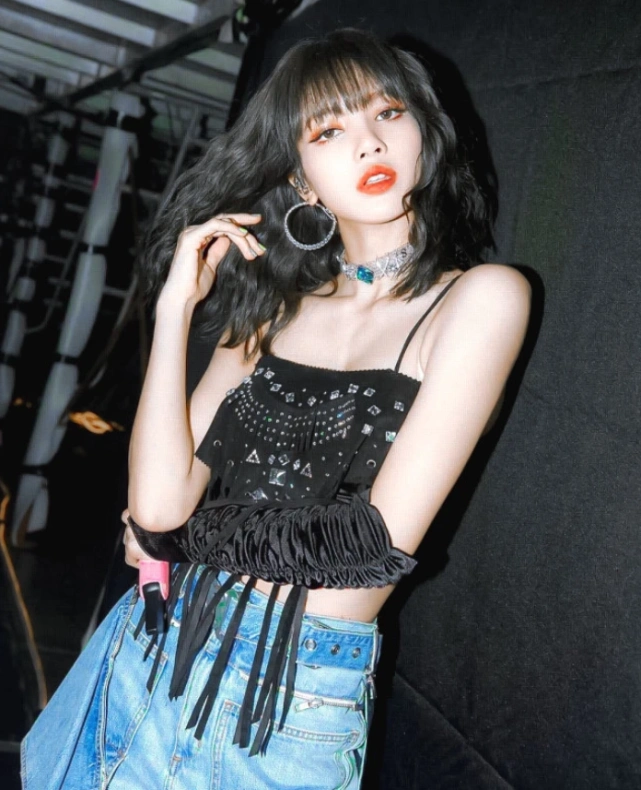 lisa身材非常出挑,凹凸有致韵味十足,因而对各种服饰穿搭都有很强驾驭