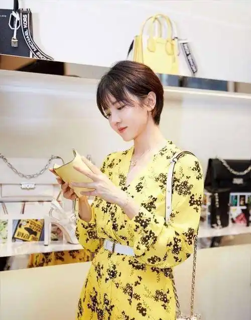 31岁陈小纭公主造型和减龄美妆,穿搭无惧称霸恋爱,酷炫到顶_时尚_短发