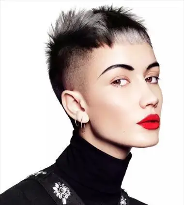 两边短,其余头发长的发型叫什么名字 女生掏空鬓角发型不止爱短发