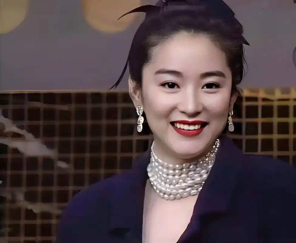 年轻时候林青霞的惊艳留影,照片中林青霞五官精致,面容姣好,化着精致