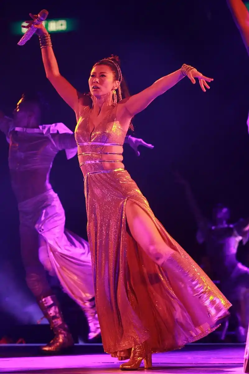 63岁的叶倩文依然身材火辣,唱功丝毫不减 助阵李克勤演唱会,一出场