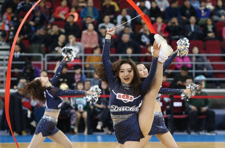 cba拉拉队宝贝图集一字马劈腿燃爆全场小热裤来助阵