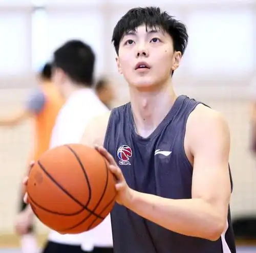 广东小将胡明轩由新秀蜕变成主力