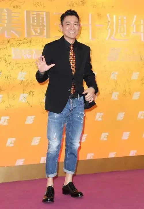 刘德华真时髦:上身穿西装,下身露脚踝,"老顽童"变"小鲜肉"