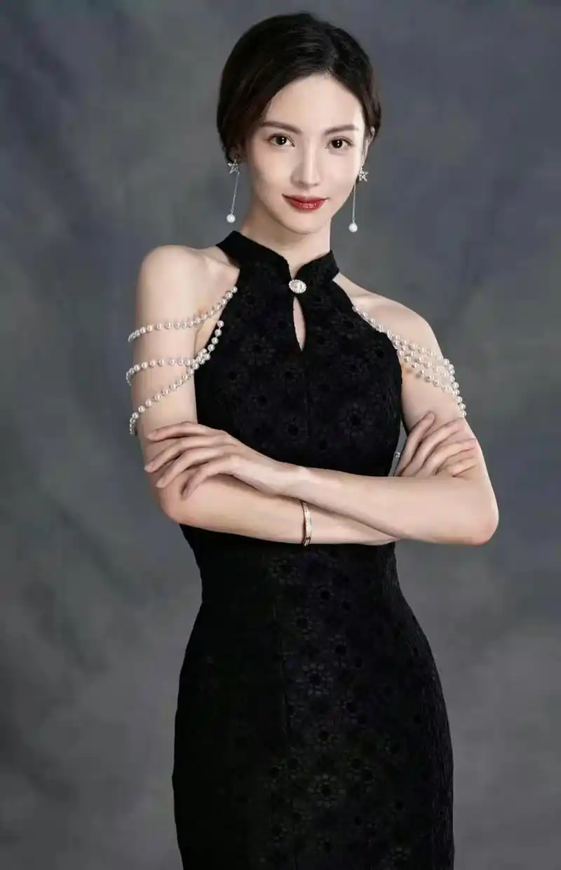 金晨孤注一掷的美真的很绝,黑色旗袍搭珍珠演技炸裂,被她美哭了