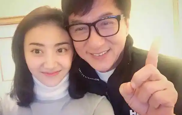 50位女星和成龙的合影曝光每一张经典又珍贵男帅女美都太惹眼