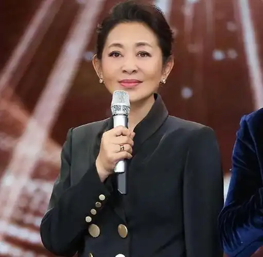 骗了我们30年原来她是倪大红的姐姐网友难怪能火几十年