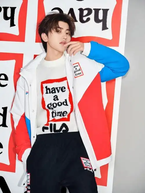 fila代言人蔡徐坤身穿fila x have a good time联名系列新品