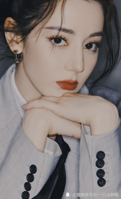 迪丽热巴新造型火出圈网友怒赞高糊也挡不住的美貌