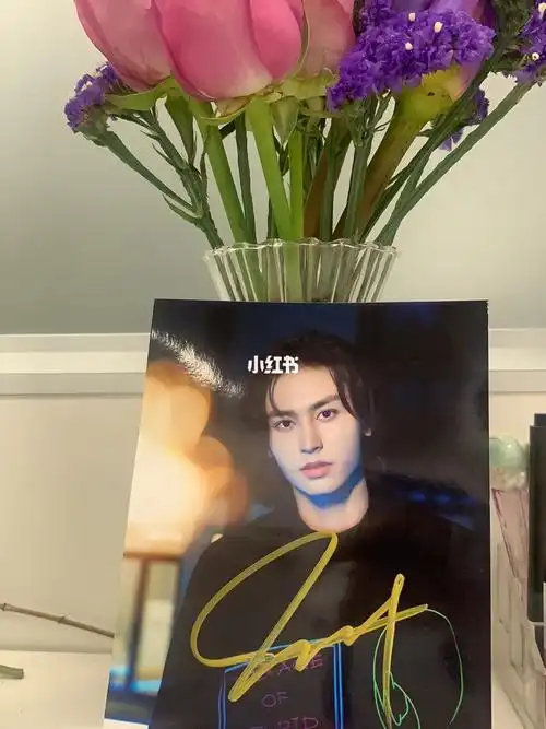 张哲瀚的亲笔签名照哦_张哲瀚_娱乐_明星娱乐资讯