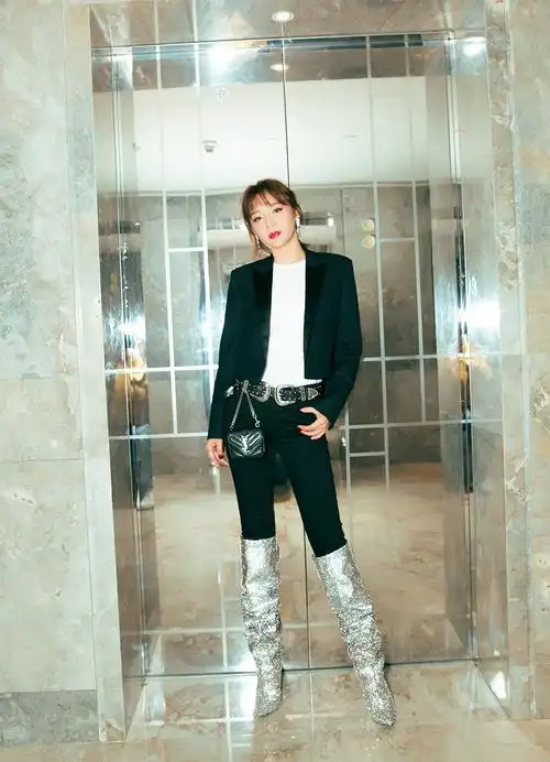 袁姗姗亮相维密红毯酷炫十足 闪钻靴大长腿抢镜