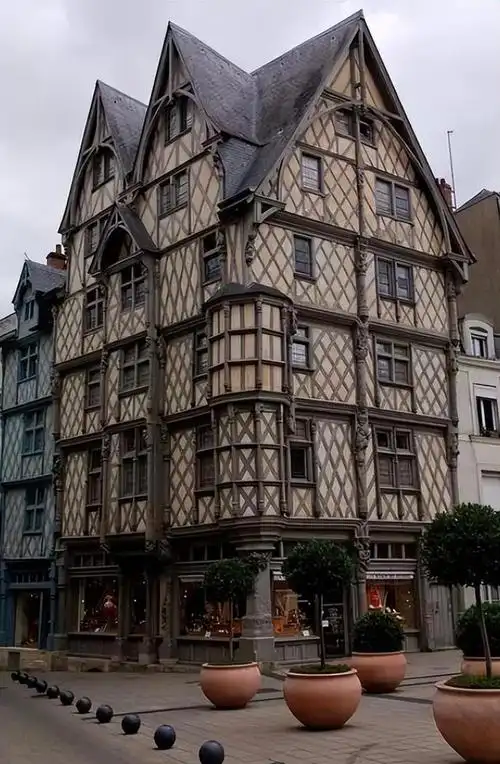 光阴璀璨浅析欧洲中世纪的建筑风格与人物绘画的独特画作之韵律