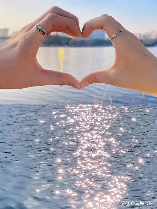 男朋友去公园散散步91 湖边倒映的晚霞拍一组牵手照也太浪漫了92