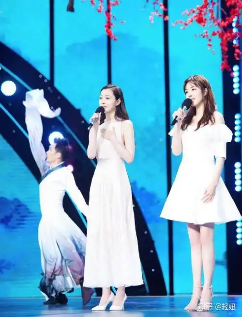 事实上,官方虽然公布宋轶的身高168cm,体重49kg,但事实上,之前宋轶在