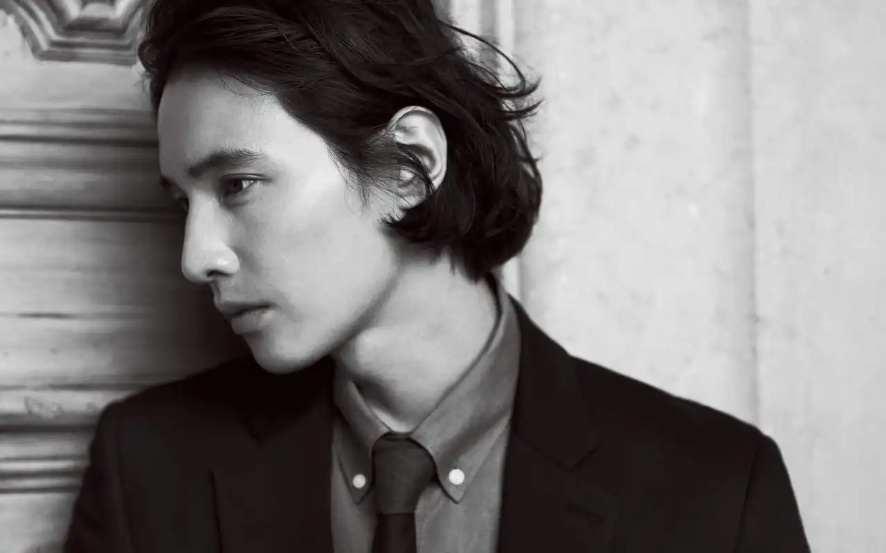 > 韩国男星元斌帅气型男魅力极简写真桌面壁纸(1920×1200)