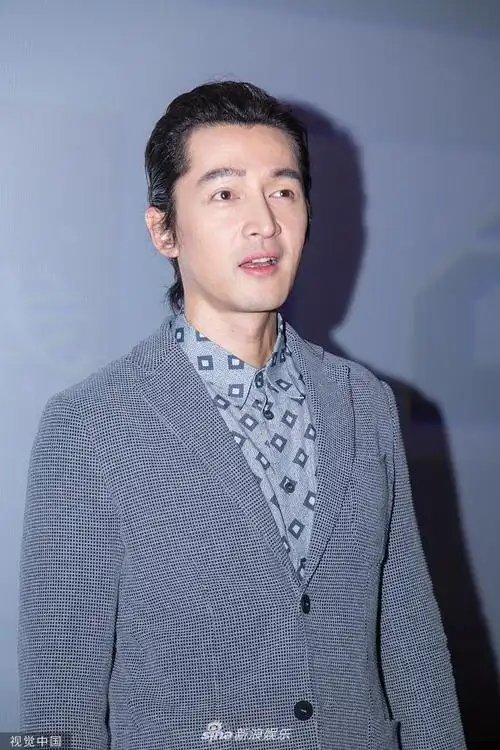 胡歌放飞自我后帅气亮相