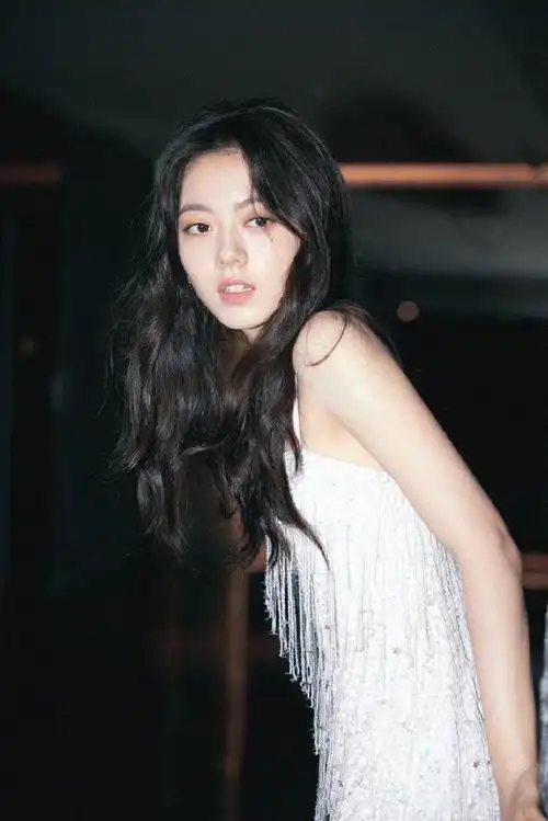 组图赵今麦抹胸流苏裙精致贵气海藻长发笑容清甜治愈十足