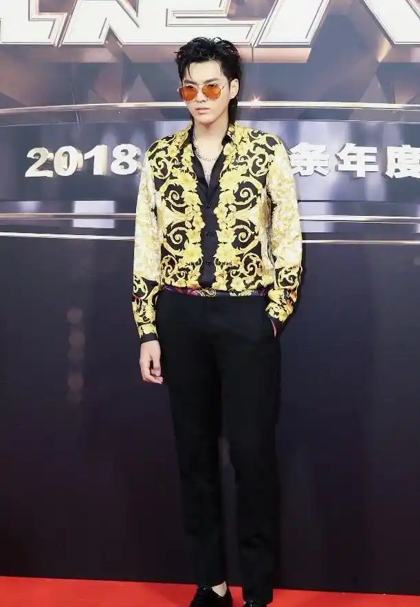 187cm的吴亦凡,穿紧身裤秀腿长,却被自创项链抢镜!