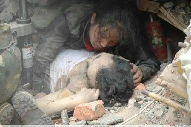 一组让人震撼,潸然泪下母爱照,张张触动人心,感人肺腑