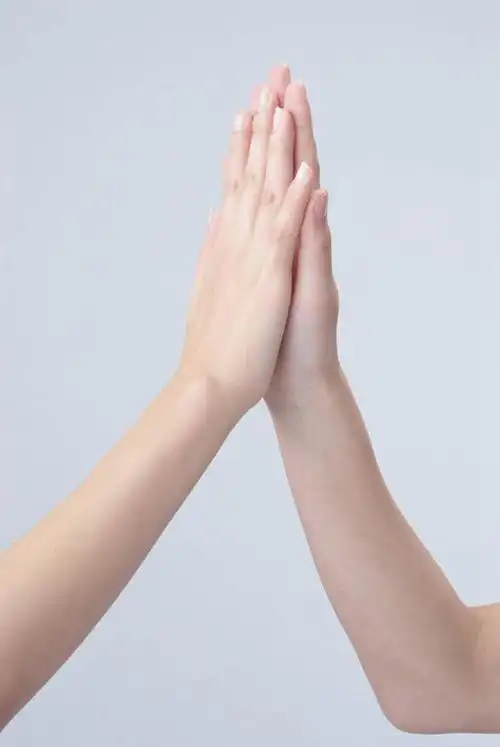 骄傲,成功,胜利,亚洲,击掌,阴影,灰色背景,反射,影子,黄种人,手势,手