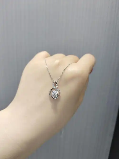 周大福钻石吊坠