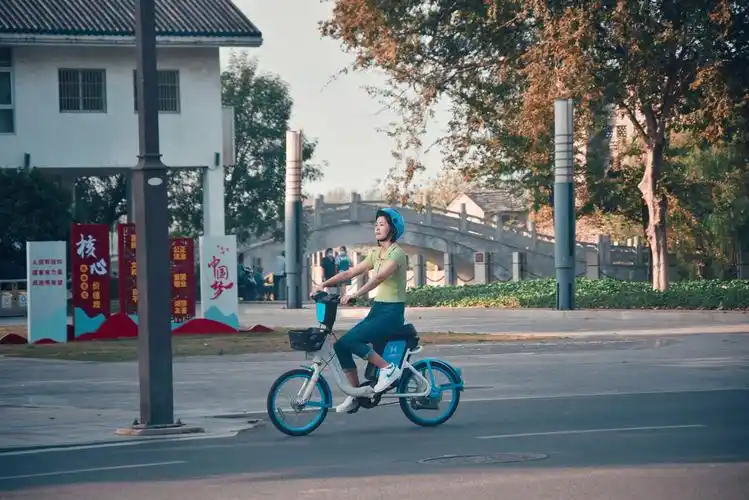 骑电动车的女子