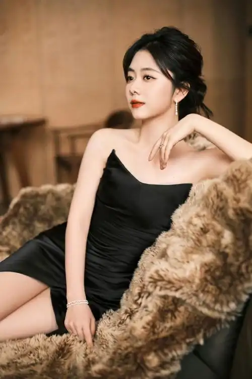 谭松韵黑色缎面垂感礼服##谭松韵锁骨窝好明显