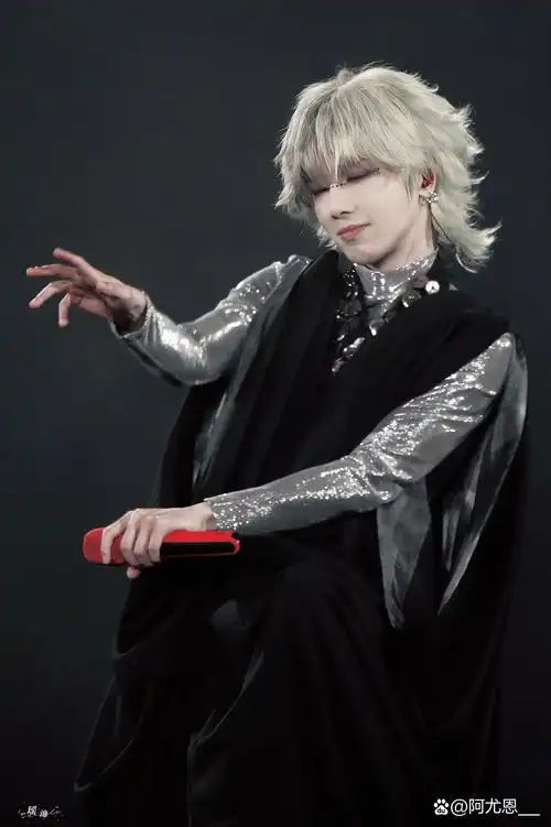 看到这组照片再次get到华晨宇的帅气,又有成熟男人的魅力,又不失清爽