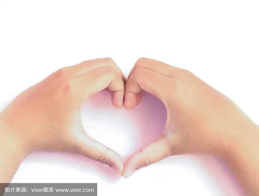小手在粉红色的背景上形成一个心形符号