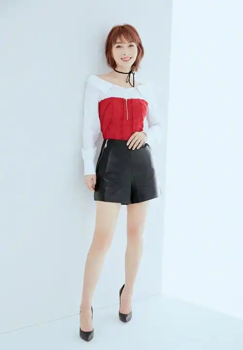 吴昕的筷子腿太秀了,生图还能这么瘦,网友:这波操作羡慕了