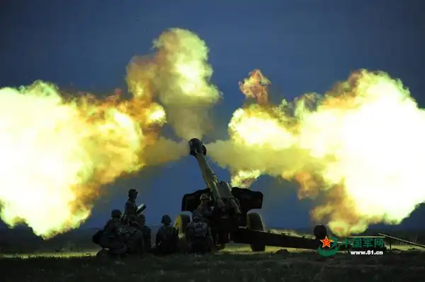 中国军方曝光多款火炮开炮瞬间场景绚丽