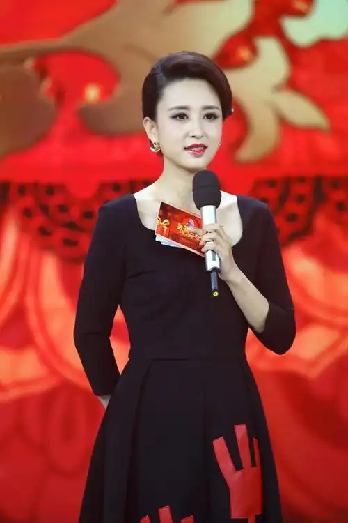 她是知名央视美女主持,后嫁大20岁二婚富商,40岁近照好漂亮_张蕾