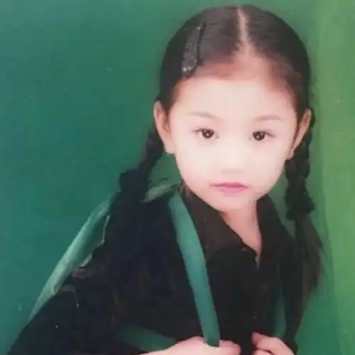 也都非常的呆萌可爱,其中许佳琪和刘雨昕小时候的照片真的也太像了吧