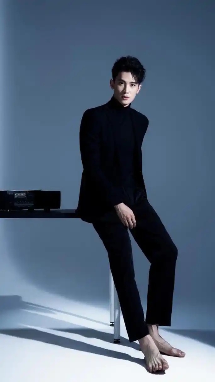 《声入人心》选手李向哲刚刚高调官宣恋情,前妻邱箫婵就发文指控其