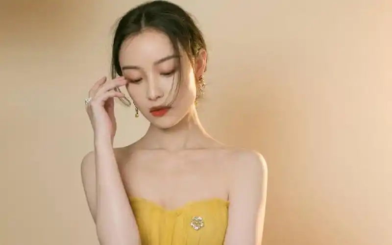 倪妮黄色露肩长裙图片壁纸 1920*1200