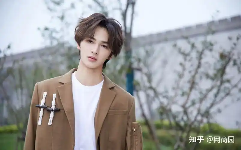 朱正廷:《偶练》出道,时尚感十足的"人间仙子",现转行做演员