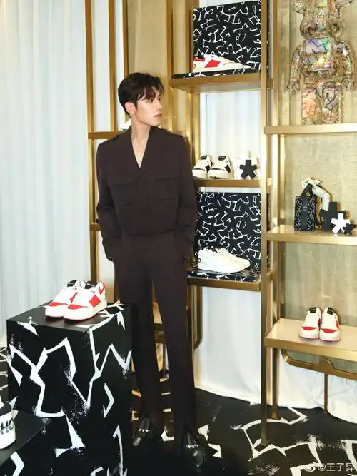 王子异棕色西装