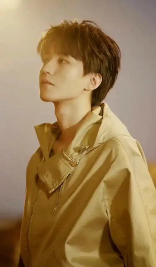 网友偶遇王俊凯打球##网友和王俊凯一起打球