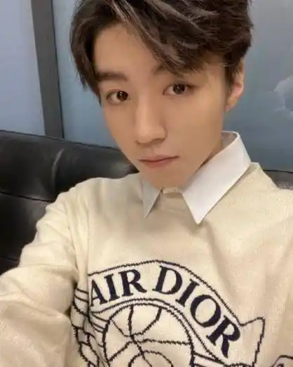 原创王俊凯晒自拍腿毛抢镜大热天穿毛衣看到上面的字瞬间懂了